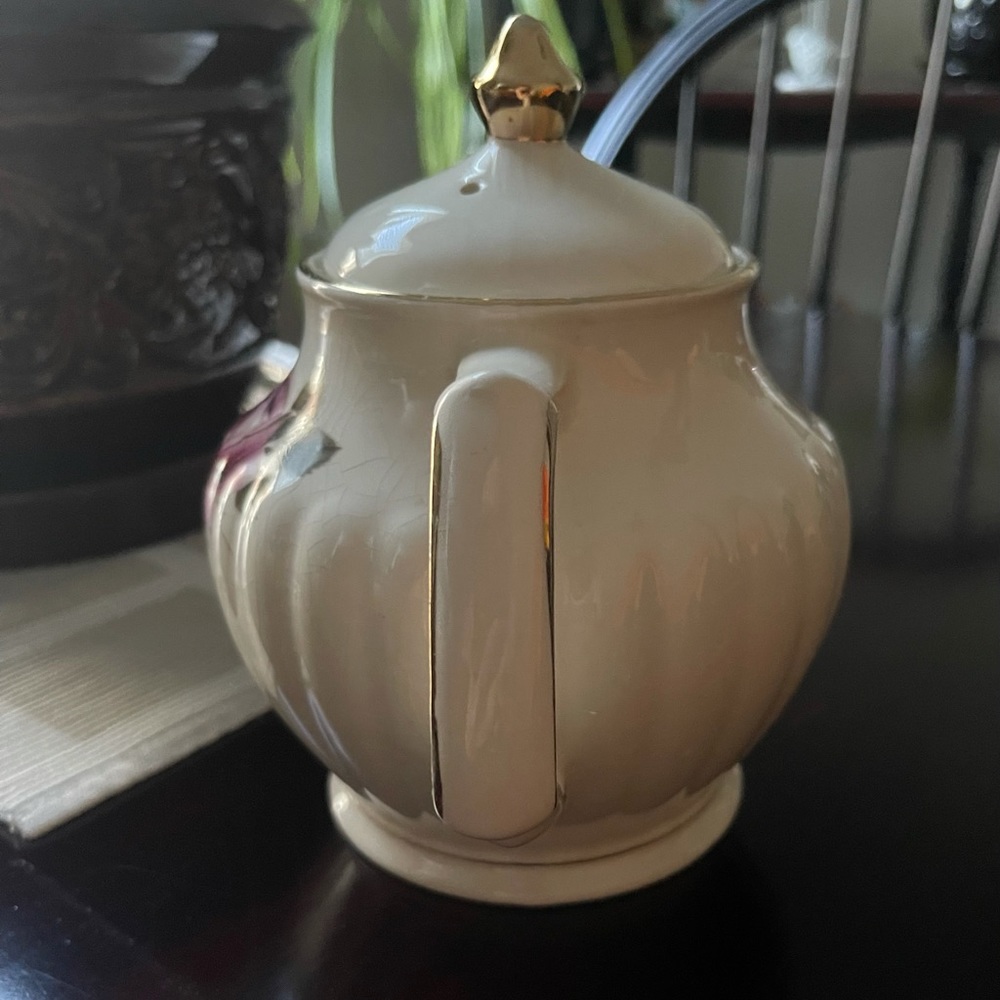 Sadler England Roses Ribbed Teapot - Picture 2 of 8
